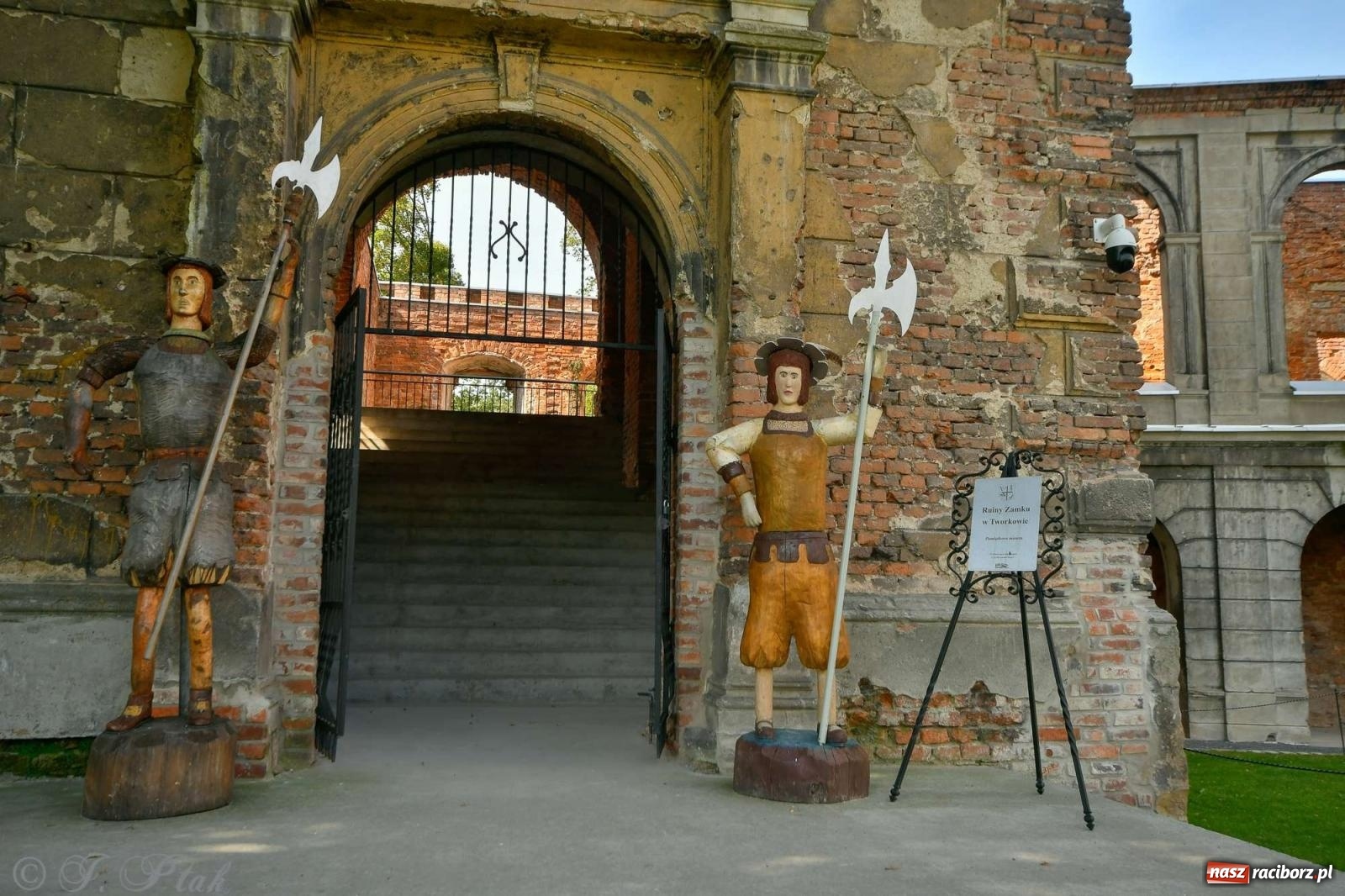 Zdjęcie w galerii na portalu naszraciborz.pl: Zmiana godzin otwarcia ruin tworkowskiego zamku wiadomości z regionu