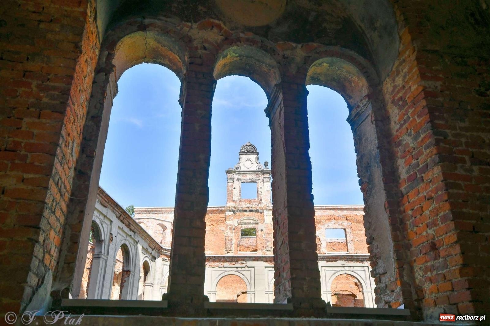 Zdjęcie w galerii na portalu naszraciborz.pl: Zmiana godzin otwarcia ruin tworkowskiego zamku wiadomości z regionu