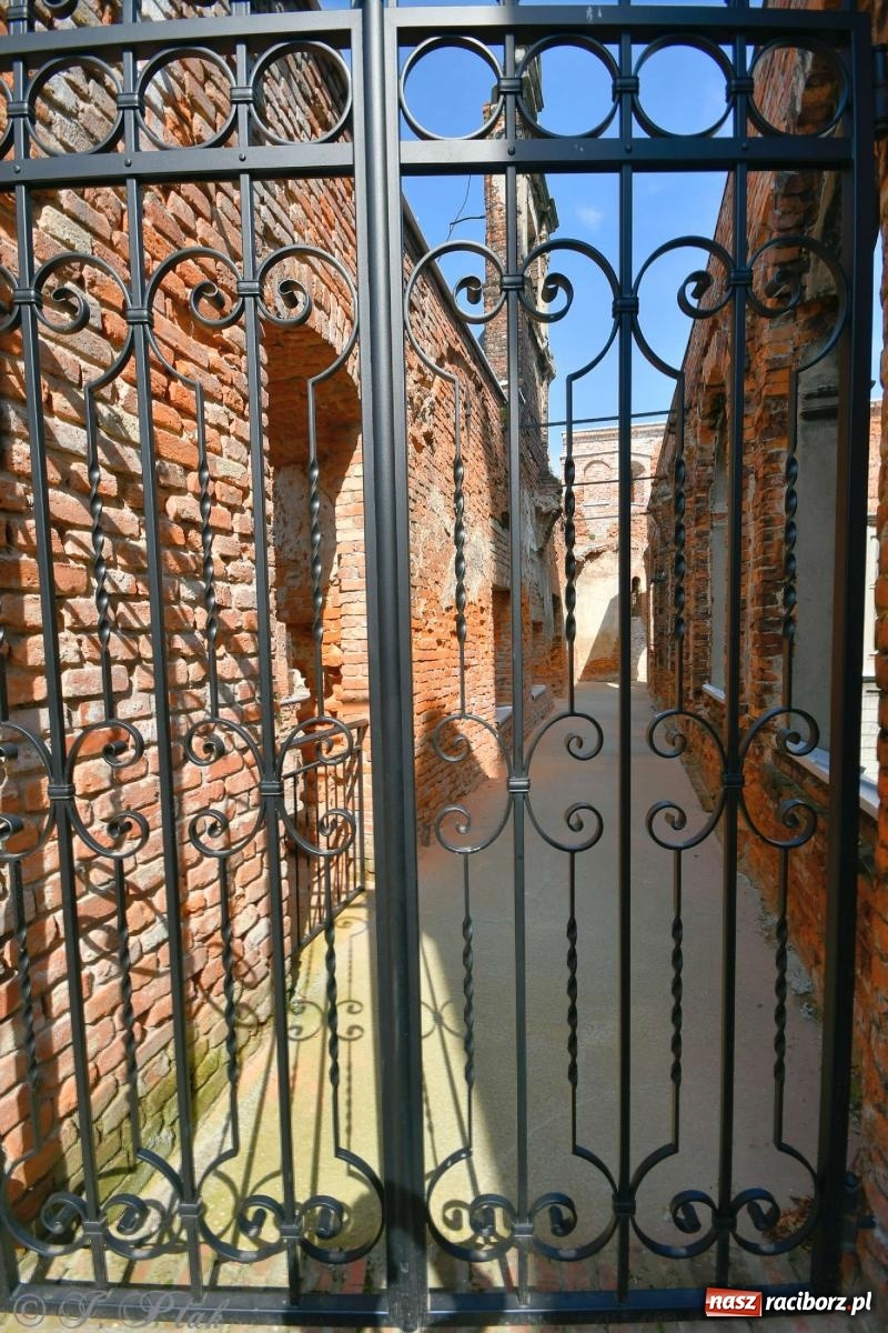 Zdjęcie w galerii na portalu naszraciborz.pl: Zmiana godzin otwarcia ruin tworkowskiego zamku wiadomości z regionu