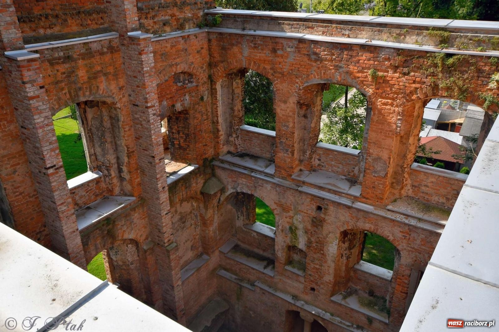 Zdjęcie w galerii na portalu naszraciborz.pl: Zmiana godzin otwarcia ruin tworkowskiego zamku wiadomości z regionu