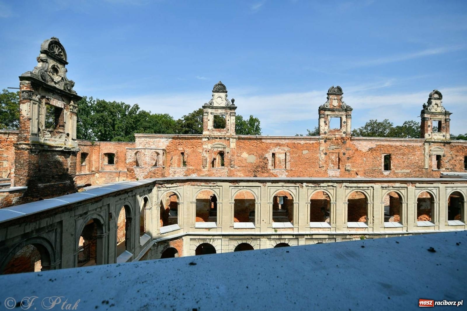 Zdjęcie w galerii na portalu naszraciborz.pl: Zmiana godzin otwarcia ruin tworkowskiego zamku wiadomości z regionu
