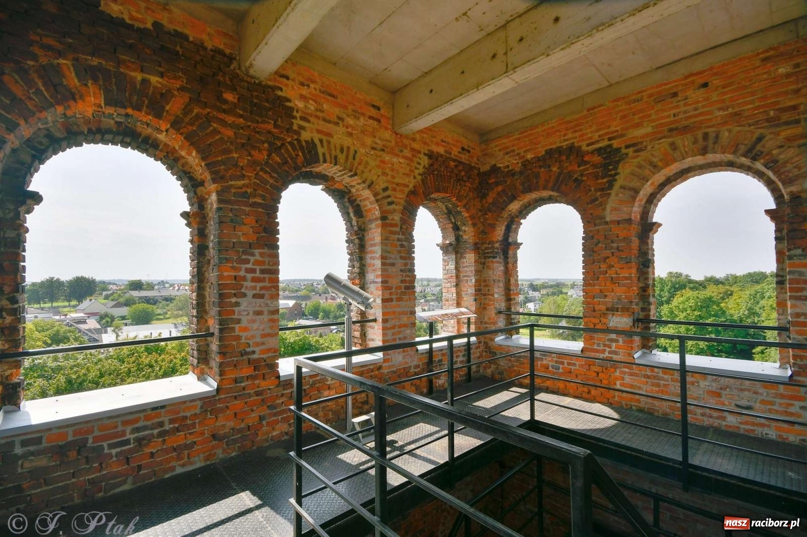 Zdjęcie w galerii na portalu naszraciborz.pl: Zmiana godzin otwarcia ruin tworkowskiego zamku wiadomości z regionu