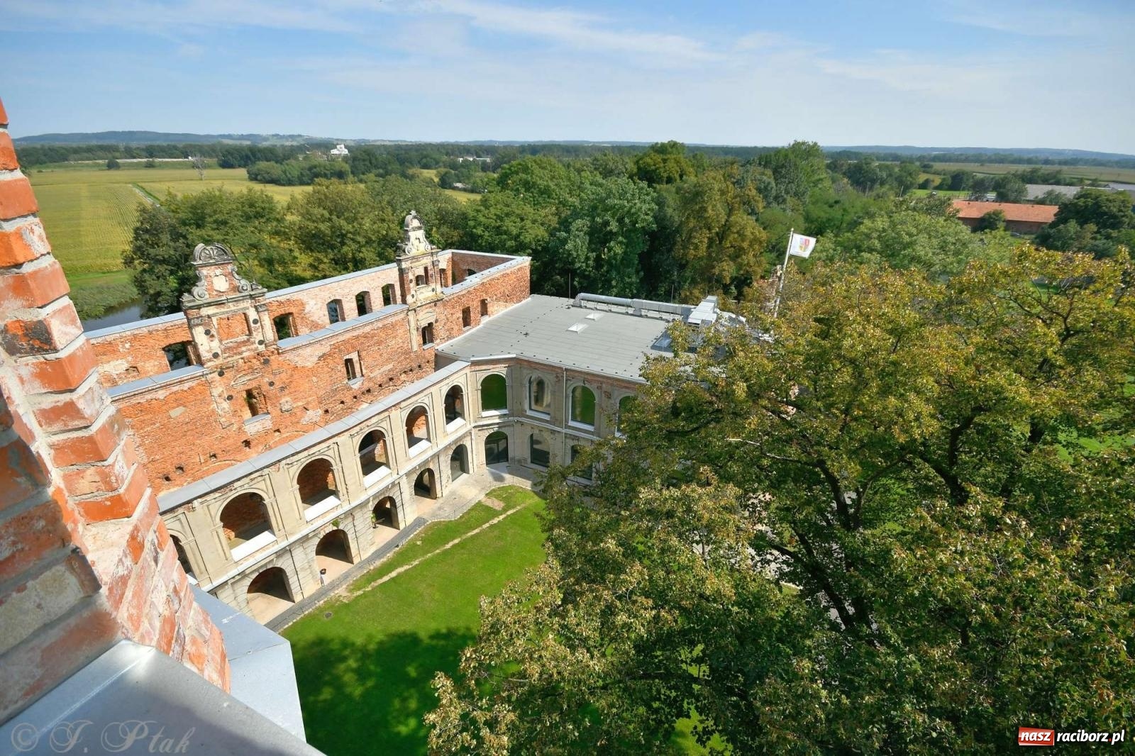Zdjęcie w galerii na portalu naszraciborz.pl: Zmiana godzin otwarcia ruin tworkowskiego zamku wiadomości z regionu