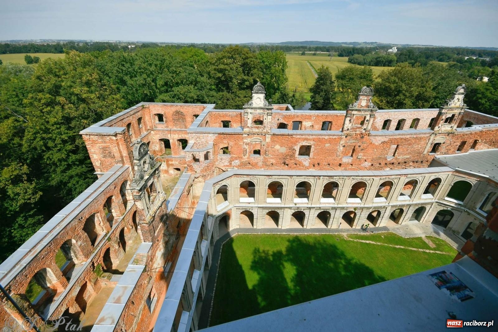 Zdjęcie w galerii na portalu naszraciborz.pl: Zmiana godzin otwarcia ruin tworkowskiego zamku wiadomości z regionu