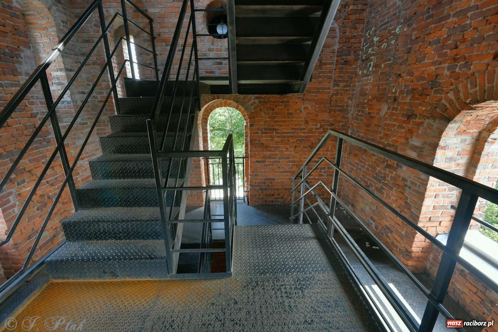 Zdjęcie w galerii na portalu naszraciborz.pl: Zmiana godzin otwarcia ruin tworkowskiego zamku wiadomości z regionu