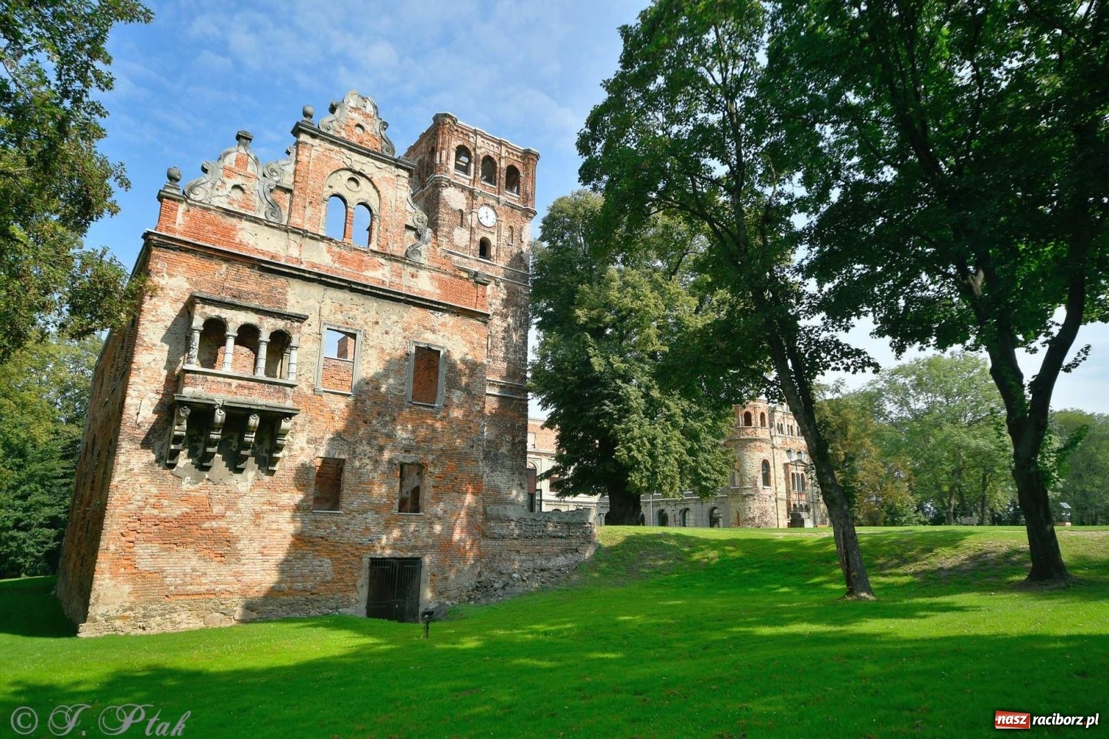 Zdjęcie w galerii na portalu naszraciborz.pl: Zmiana godzin otwarcia ruin tworkowskiego zamku wiadomości z regionu
