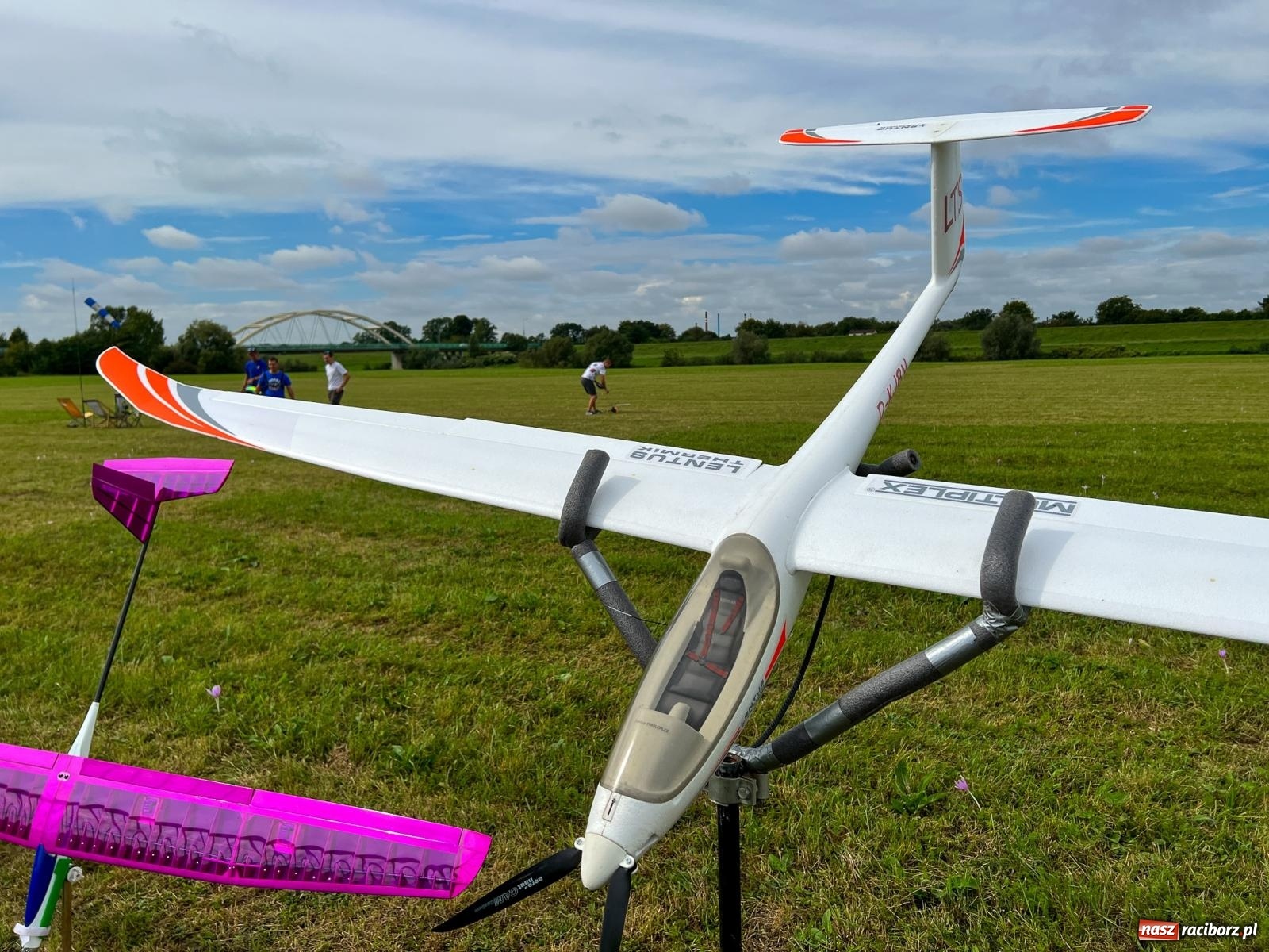 Zdjęcie w galerii na portalu naszraciborz.pl: Ruszyło raciborskie air show. Organizatorzy zapraszają na międzywale wiadomości z regionu