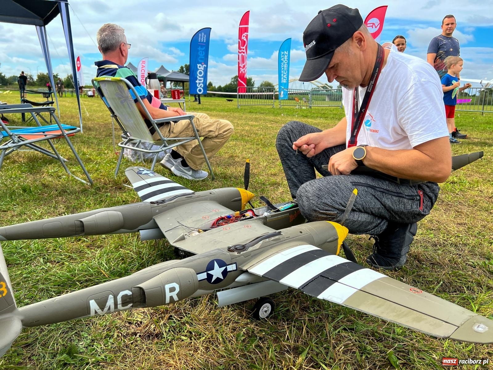 Zdjęcie w galerii na portalu naszraciborz.pl: Ruszyło raciborskie air show. Organizatorzy zapraszają na międzywale wiadomości z regionu