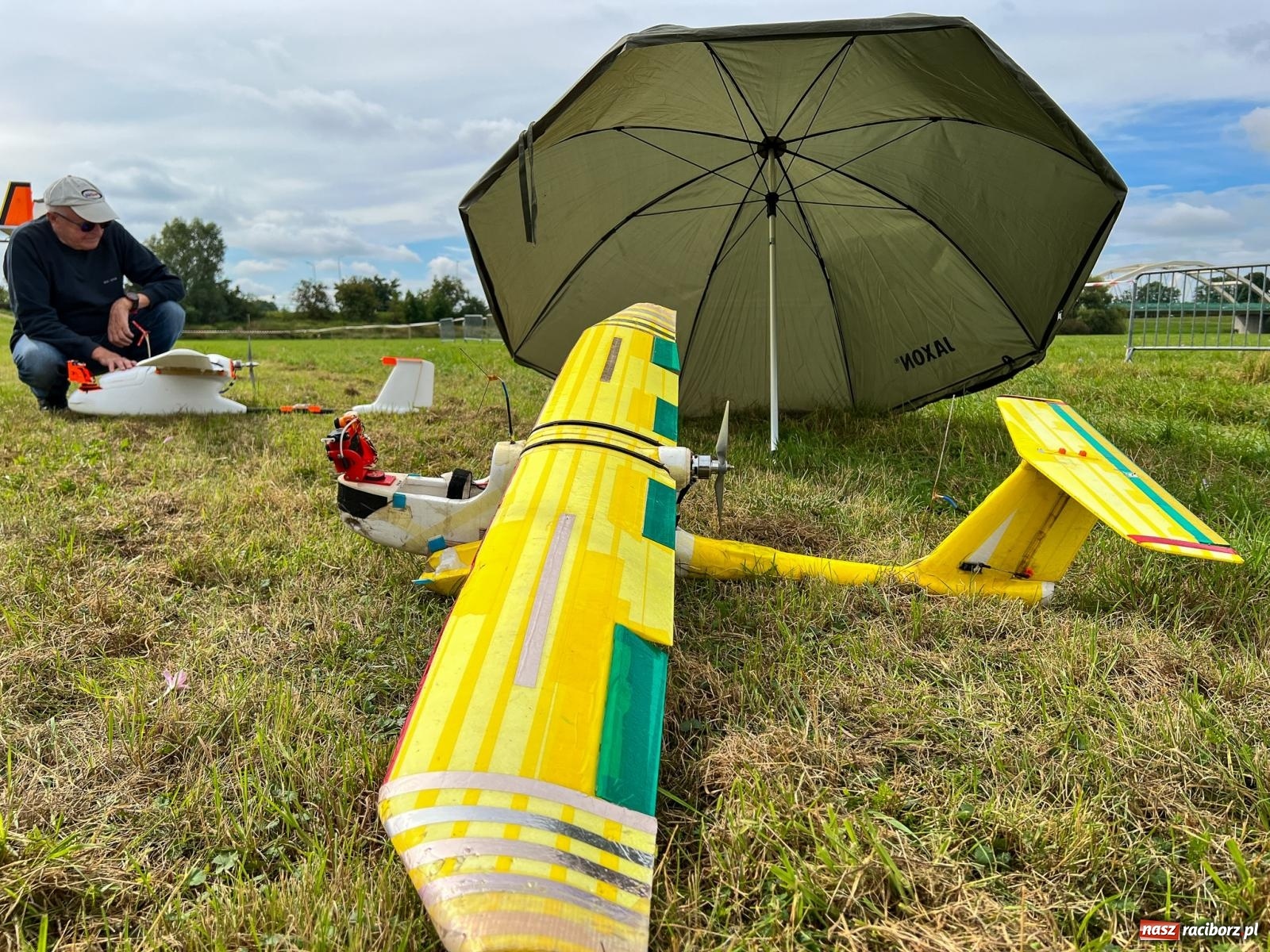 Zdjęcie w galerii na portalu naszraciborz.pl: Ruszyło raciborskie air show. Organizatorzy zapraszają na międzywale wiadomości z regionu