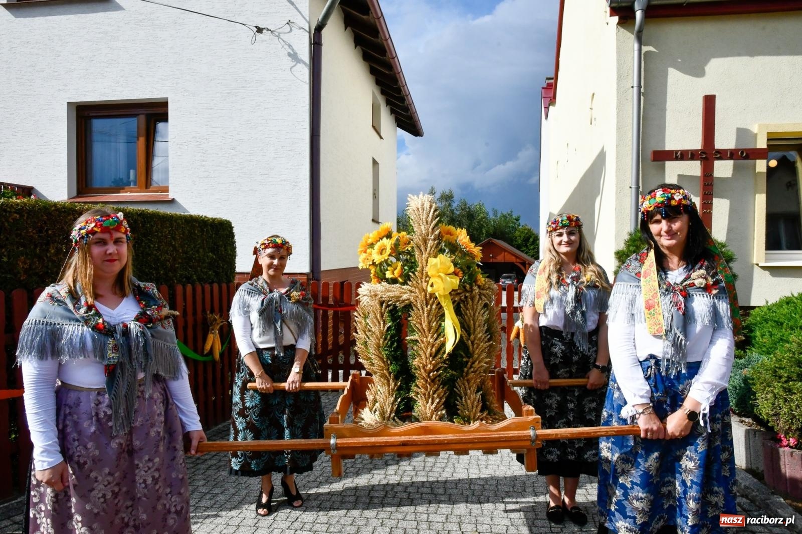Zdjęcie w galerii na portalu naszraciborz.pl: Dożynki z pianką. Żerdziny w stadninie dziękują za plony wiadomości z regionu