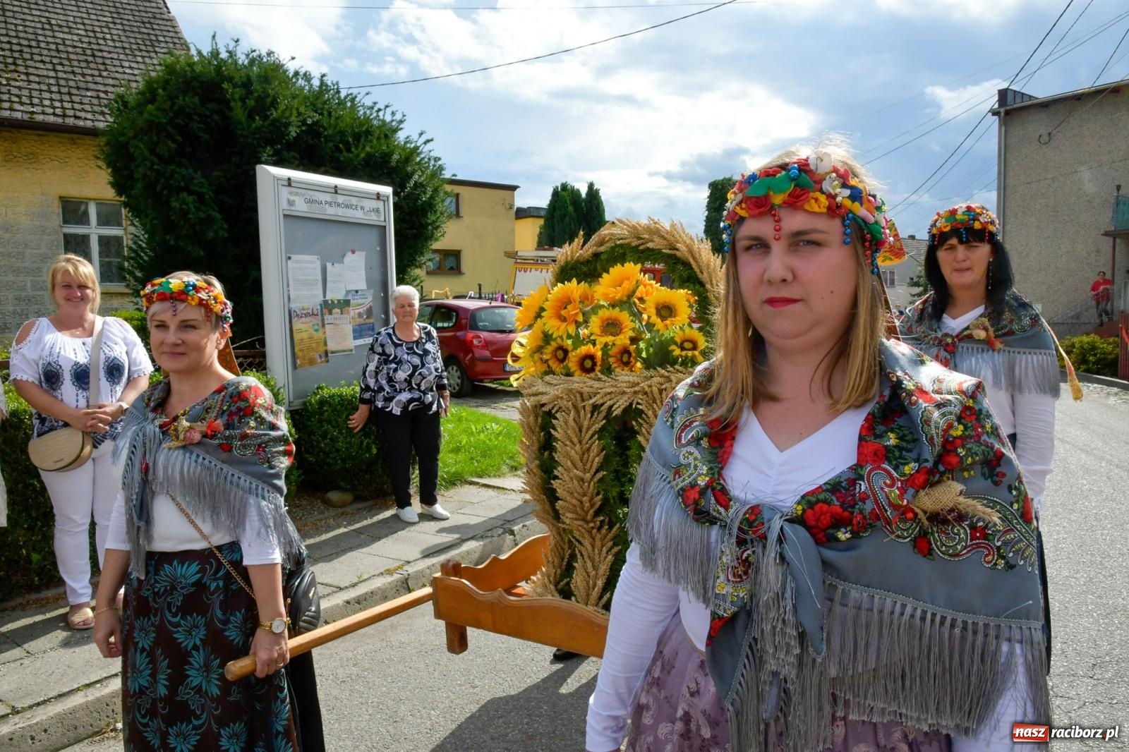 Zdjęcie w galerii na portalu naszraciborz.pl: Dożynki z pianką. Żerdziny w stadninie dziękują za plony wiadomości z regionu