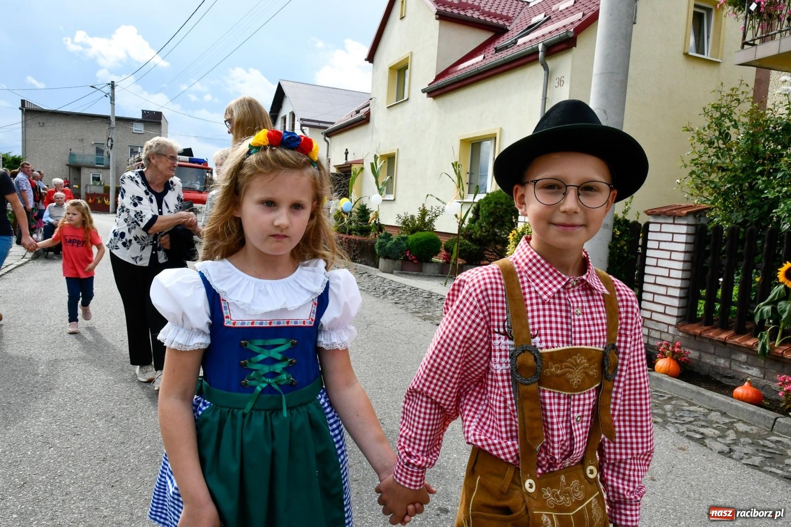 Zdjęcie w galerii na portalu naszraciborz.pl: Dożynki z pianką. Żerdziny w stadninie dziękują za plony wiadomości z regionu