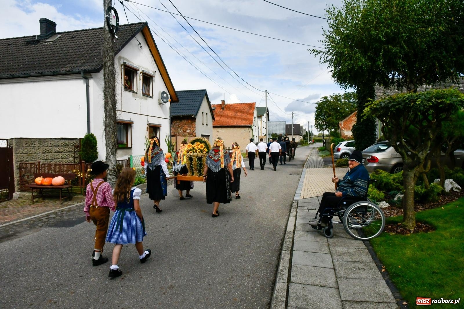 Zdjęcie w galerii na portalu naszraciborz.pl: Dożynki z pianką. Żerdziny w stadninie dziękują za plony wiadomości z regionu