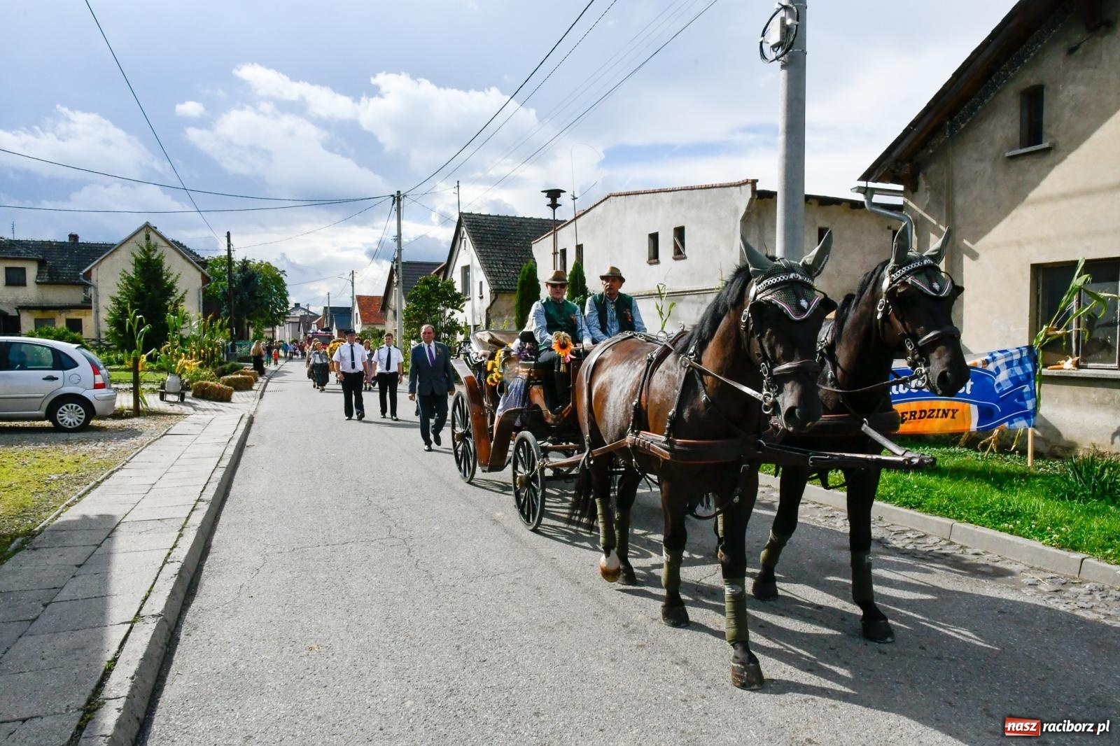 Zdjęcie w galerii na portalu naszraciborz.pl: Dożynki z pianką. Żerdziny w stadninie dziękują za plony wiadomości z regionu