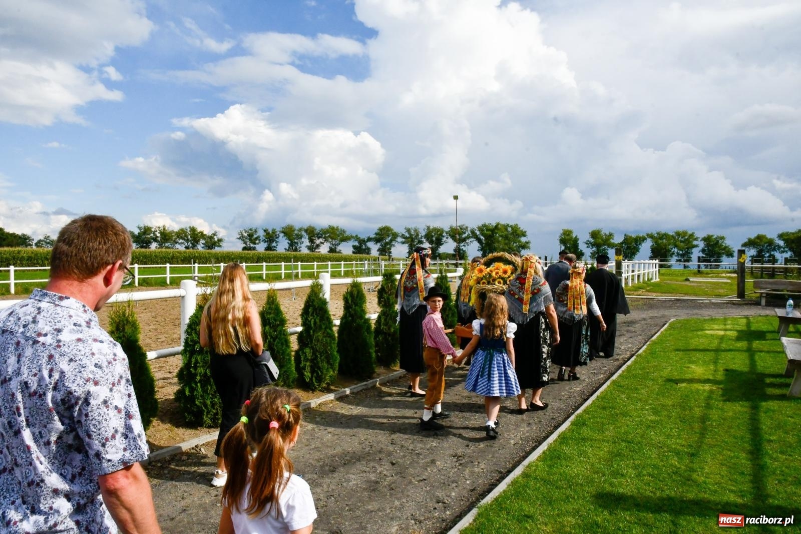 Zdjęcie w galerii na portalu naszraciborz.pl: Dożynki z pianką. Żerdziny w stadninie dziękują za plony wiadomości z regionu