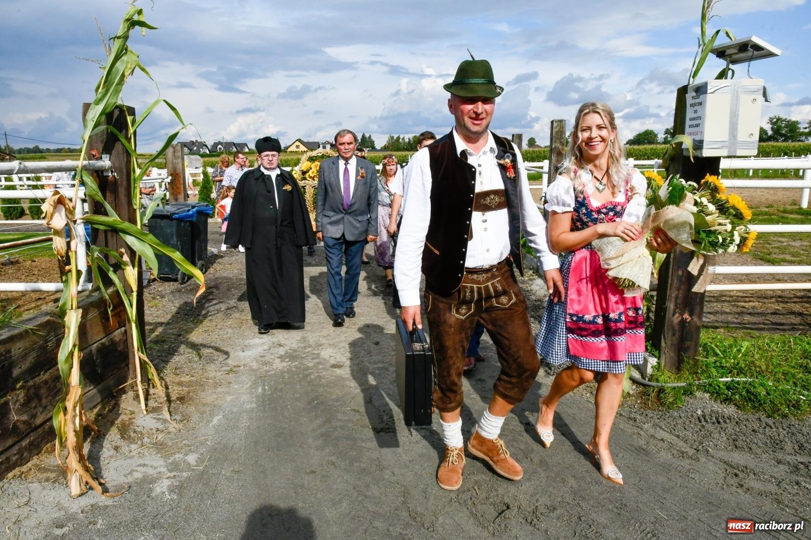 Zdjęcie w galerii na portalu naszraciborz.pl: Dożynki z pianką. Żerdziny w stadninie dziękują za plony wiadomości z regionu