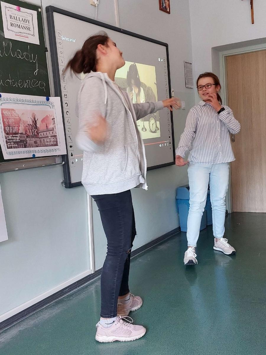 Zdjęcie w galerii na portalu naszraciborz.pl: Narodowe Czytanie z towarzyszeniem lamp naftowych w Brzeziu wiadomości z regionu