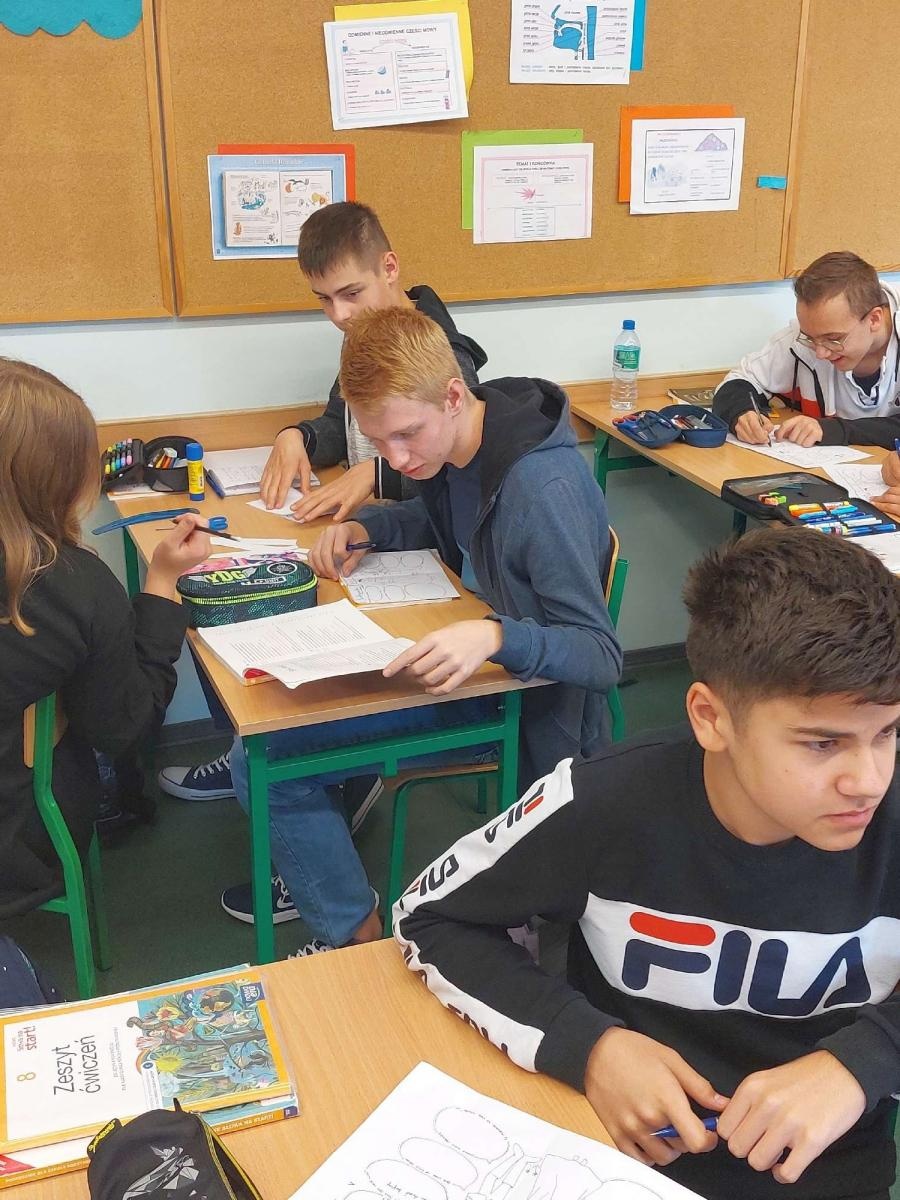 Zdjęcie w galerii na portalu naszraciborz.pl: Narodowe Czytanie z towarzyszeniem lamp naftowych w Brzeziu wiadomości z regionu