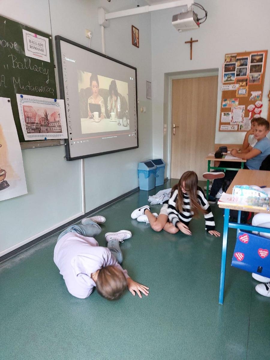 Zdjęcie w galerii na portalu naszraciborz.pl: Narodowe Czytanie z towarzyszeniem lamp naftowych w Brzeziu wiadomości z regionu