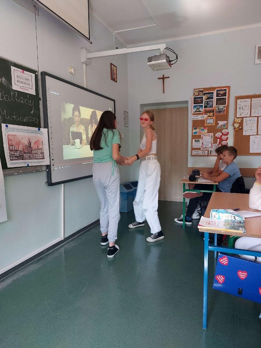 Zdjęcie w galerii na portalu naszraciborz.pl: Narodowe Czytanie z towarzyszeniem lamp naftowych w Brzeziu wiadomości z regionu