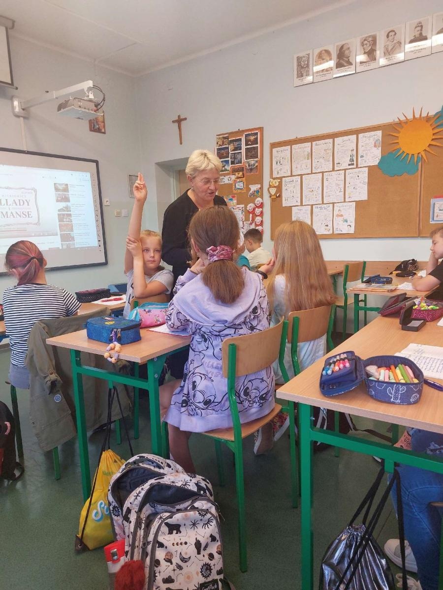 Zdjęcie w galerii na portalu naszraciborz.pl: Narodowe Czytanie z towarzyszeniem lamp naftowych w Brzeziu wiadomości z regionu