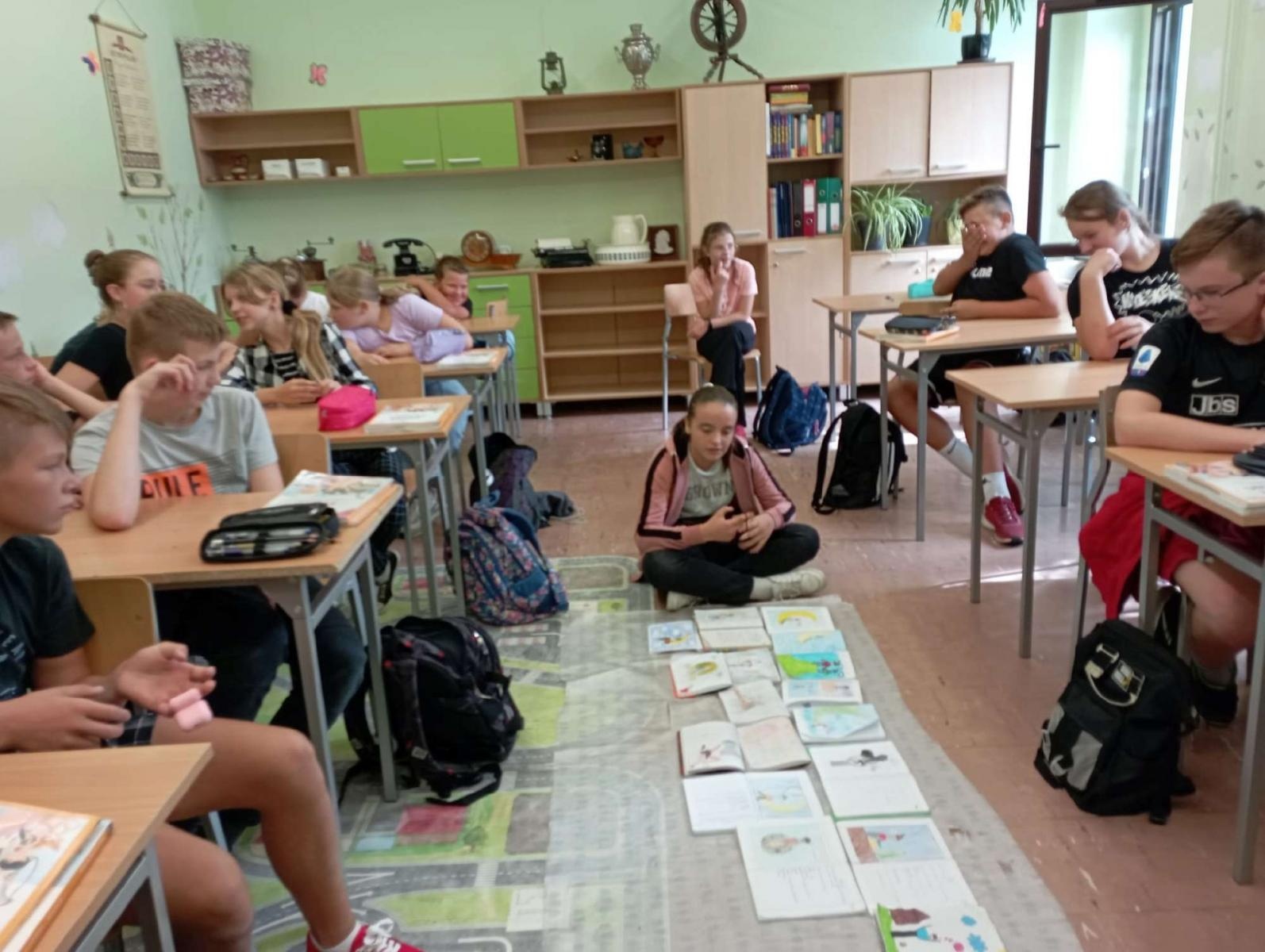 Zdjęcie w galerii na portalu naszraciborz.pl: Narodowe Czytanie z towarzyszeniem lamp naftowych w Brzeziu wiadomości z regionu