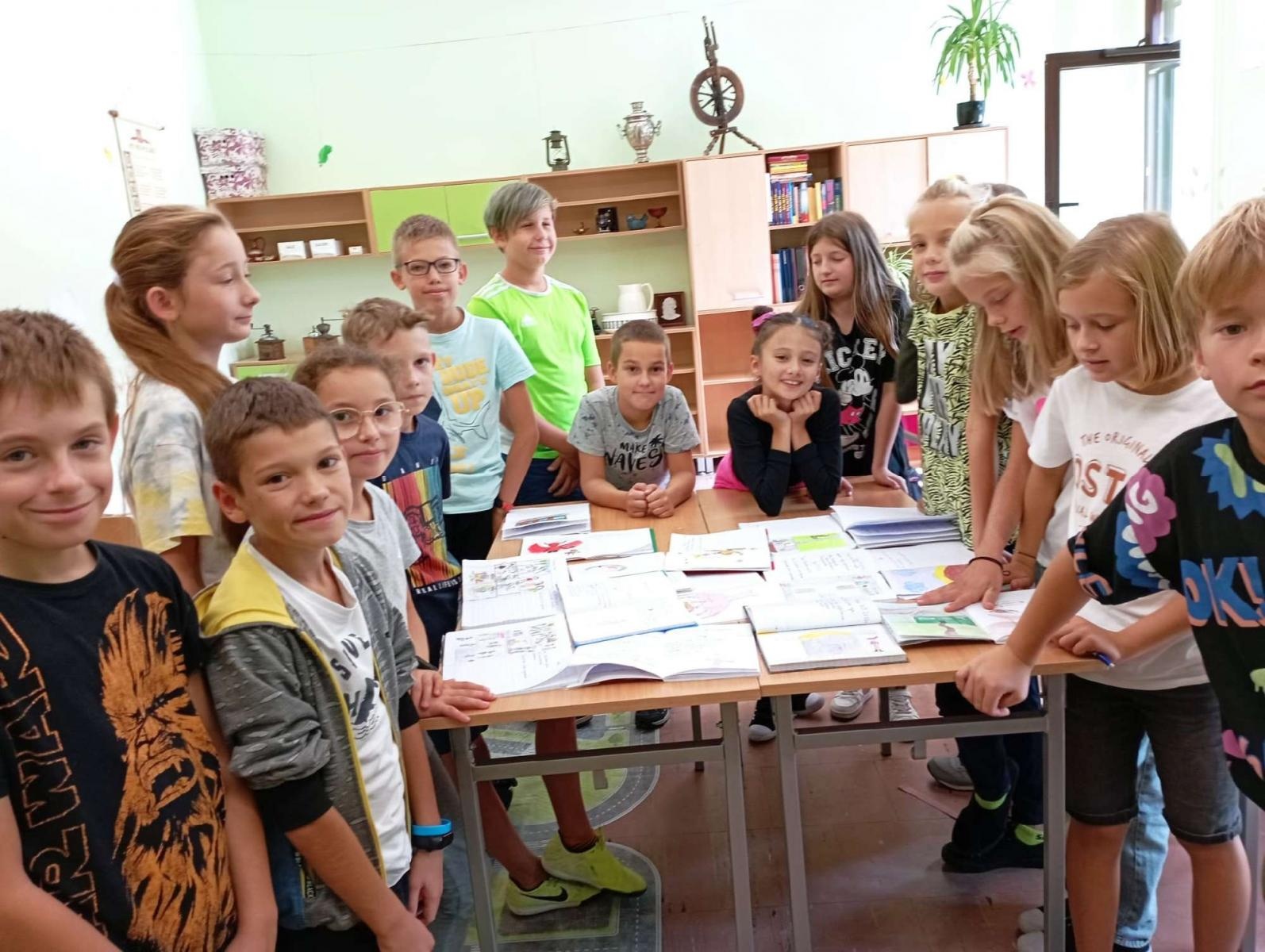 Zdjęcie w galerii na portalu naszraciborz.pl: Narodowe Czytanie z towarzyszeniem lamp naftowych w Brzeziu wiadomości z regionu