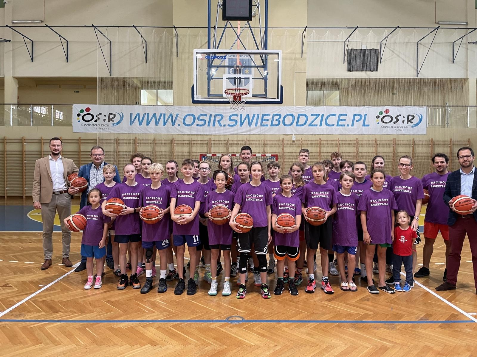 Zdjęcie w galerii na portalu naszraciborz.pl: Zawodnicy Minibasketball Racibórz promowali aktywność na świeżym powietrzu wiadomości z regionu