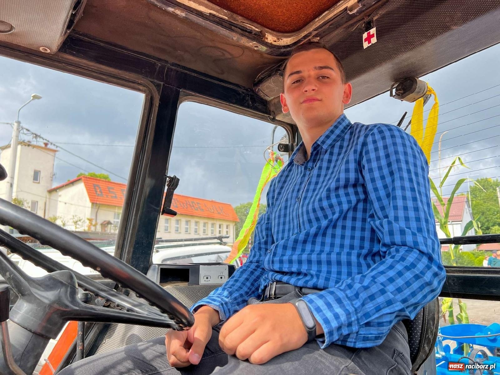 Zdjęcie w galerii na portalu naszraciborz.pl: W Pietrowicach Wielkich na korowód lunął deszcz, ale odczekali i ruszyli [FOTO i WIDEO] wiadomości z regionu