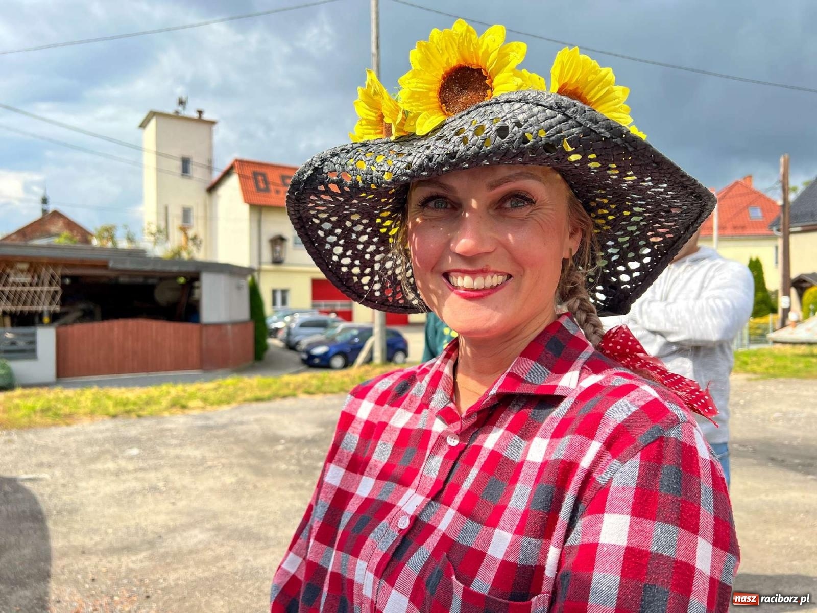 Zdjęcie w galerii na portalu naszraciborz.pl: W Pietrowicach Wielkich na korowód lunął deszcz, ale odczekali i ruszyli [FOTO i WIDEO] wiadomości z regionu