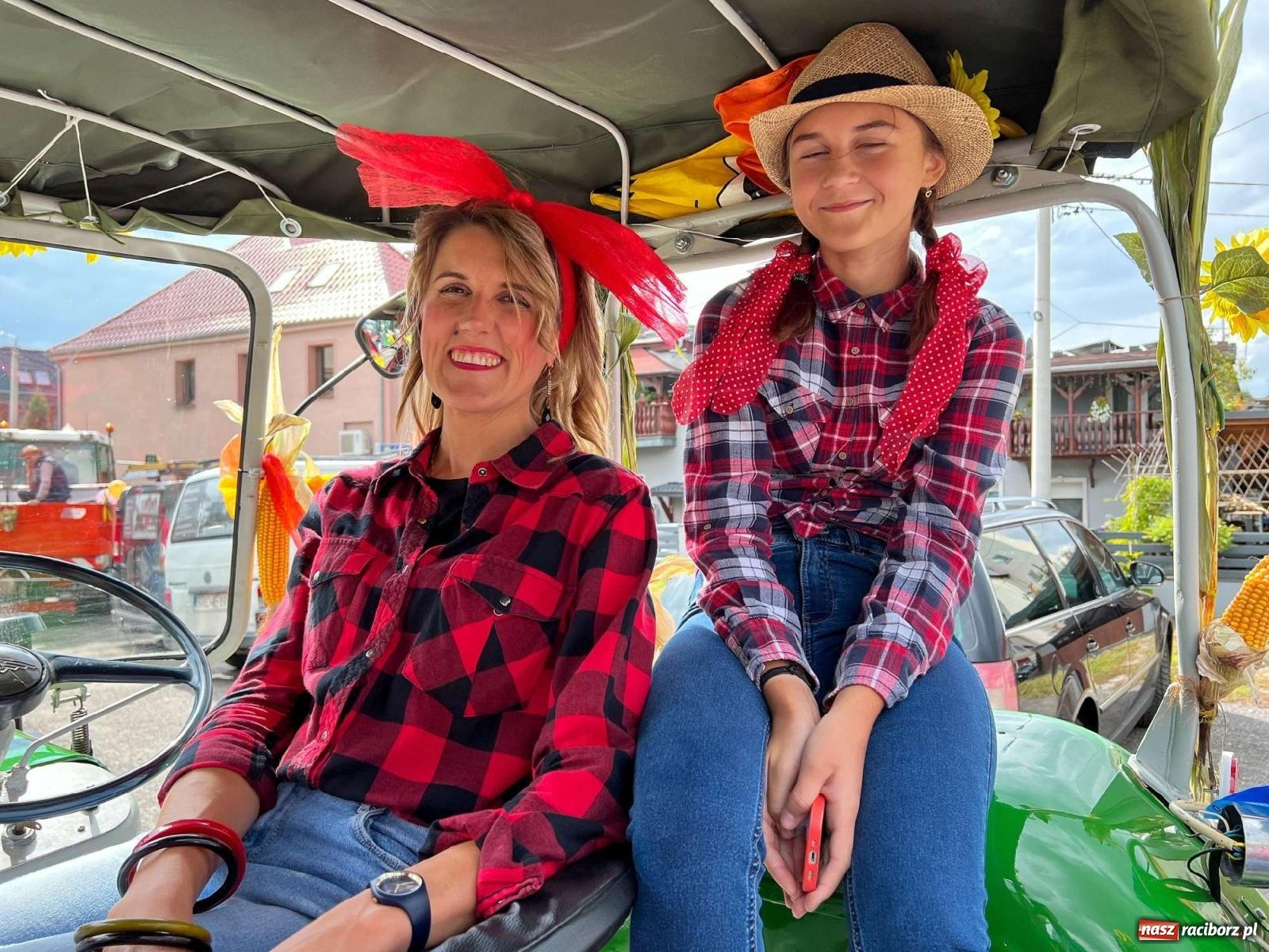 Zdjęcie w galerii na portalu naszraciborz.pl: W Pietrowicach Wielkich na korowód lunął deszcz, ale odczekali i ruszyli [FOTO i WIDEO] wiadomości z regionu