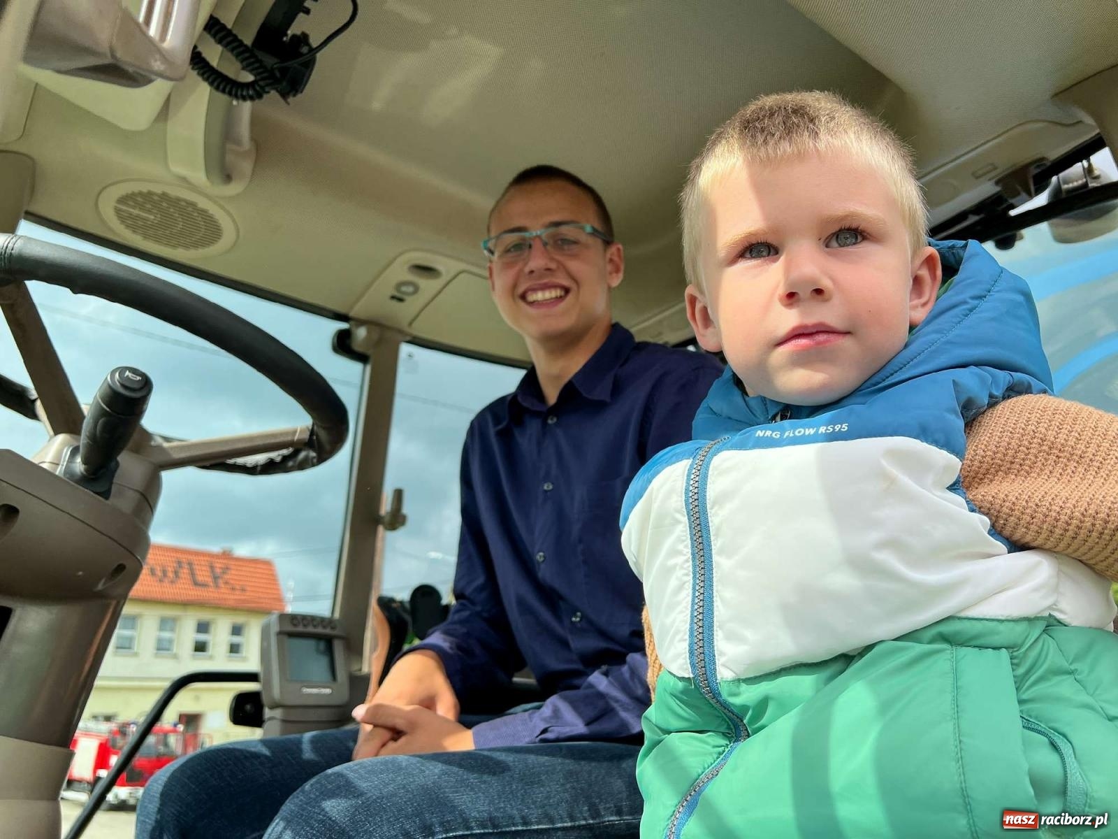 Zdjęcie w galerii na portalu naszraciborz.pl: W Pietrowicach Wielkich na korowód lunął deszcz, ale odczekali i ruszyli [FOTO i WIDEO] wiadomości z regionu