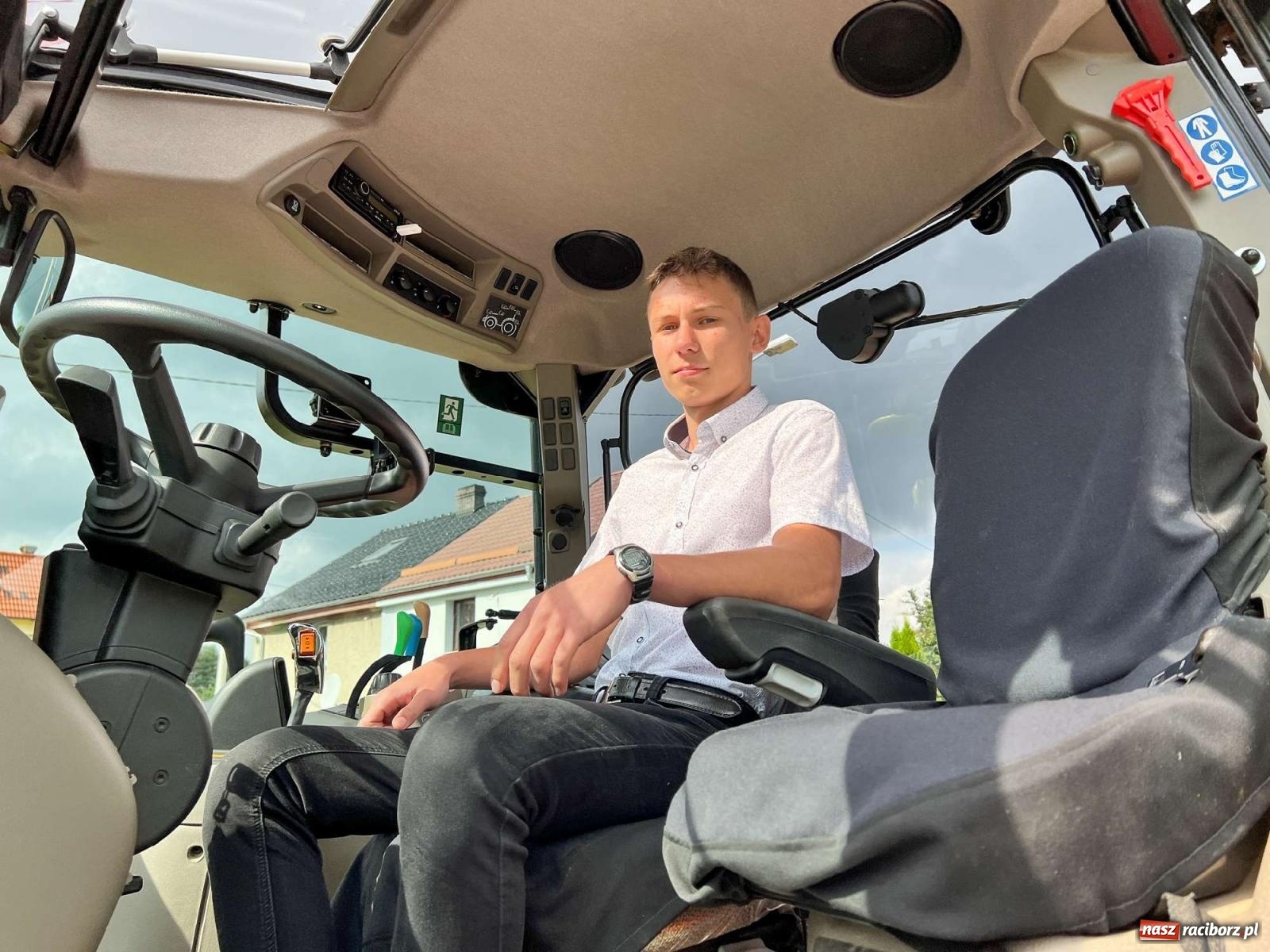 Zdjęcie w galerii na portalu naszraciborz.pl: W Pietrowicach Wielkich na korowód lunął deszcz, ale odczekali i ruszyli [FOTO i WIDEO] wiadomości z regionu