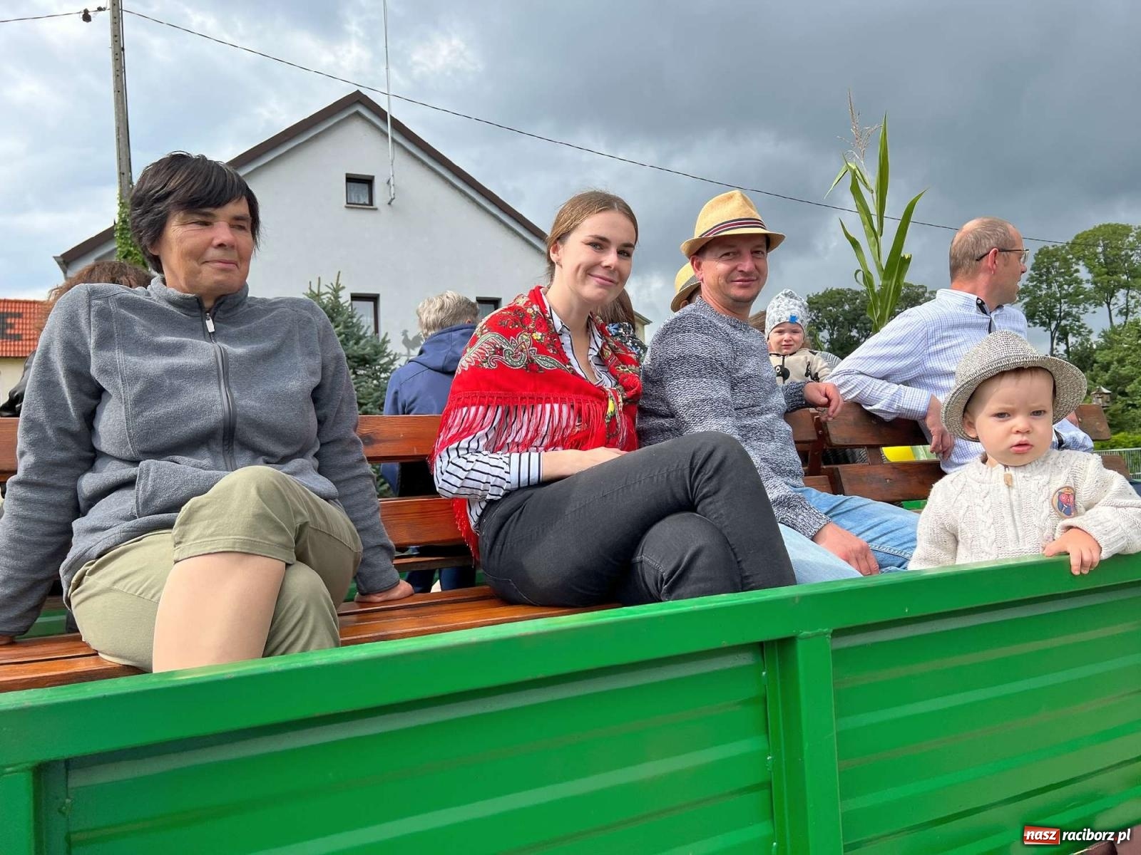 Zdjęcie w galerii na portalu naszraciborz.pl: W Pietrowicach Wielkich na korowód lunął deszcz, ale odczekali i ruszyli [FOTO i WIDEO] wiadomości z regionu