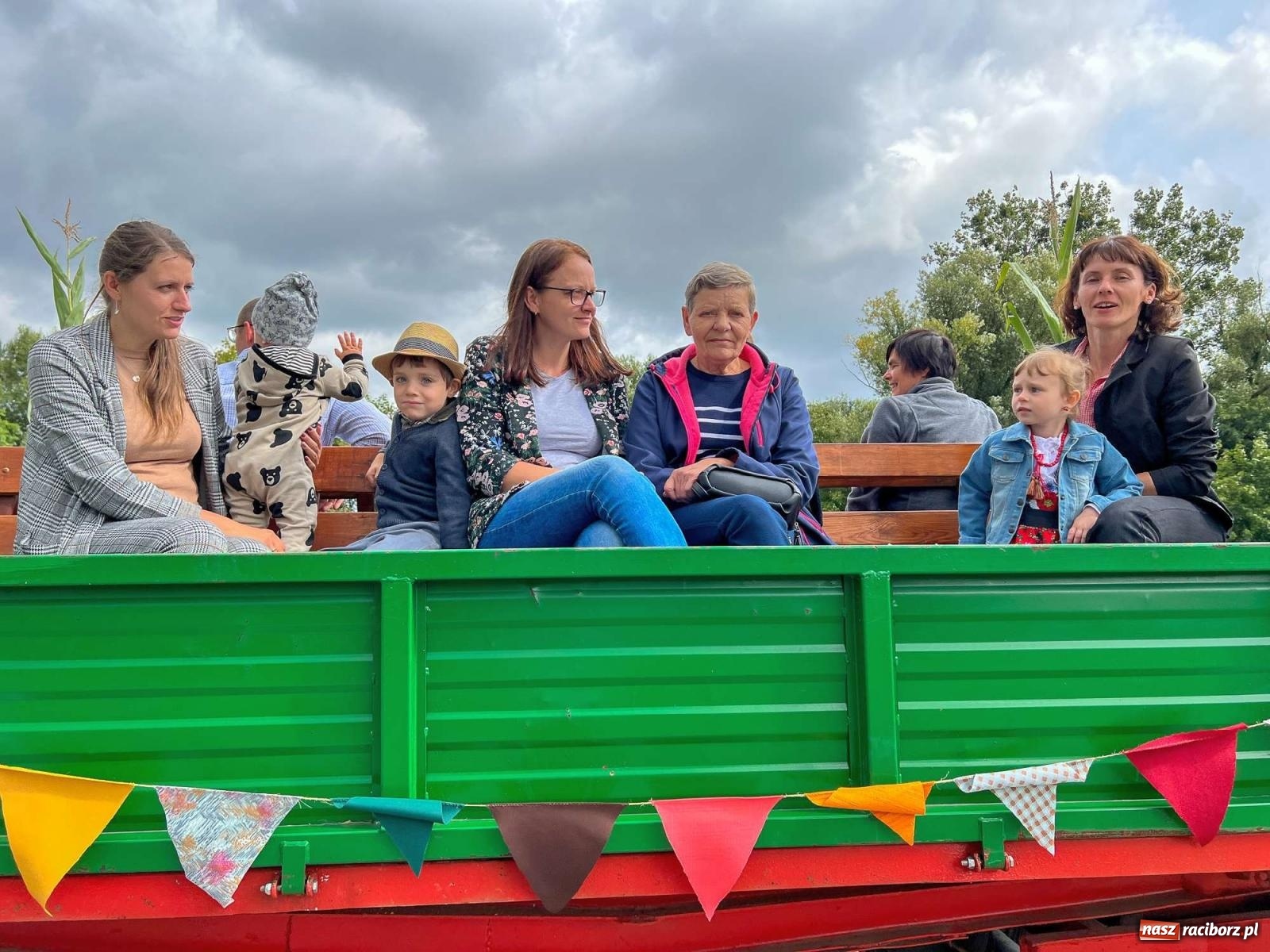 Zdjęcie w galerii na portalu naszraciborz.pl: W Pietrowicach Wielkich na korowód lunął deszcz, ale odczekali i ruszyli [FOTO i WIDEO] wiadomości z regionu