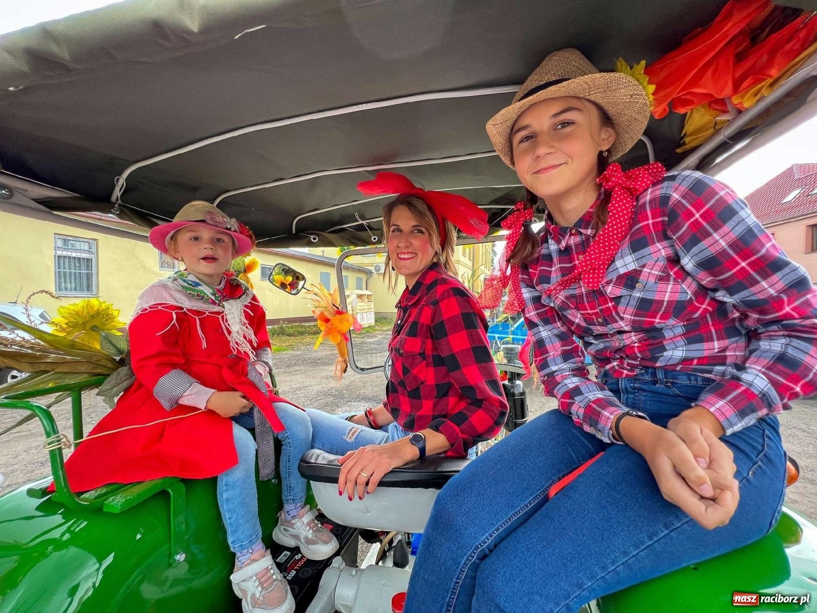 Zdjęcie w galerii na portalu naszraciborz.pl: W Pietrowicach Wielkich na korowód lunął deszcz, ale odczekali i ruszyli [FOTO i WIDEO] wiadomości z regionu