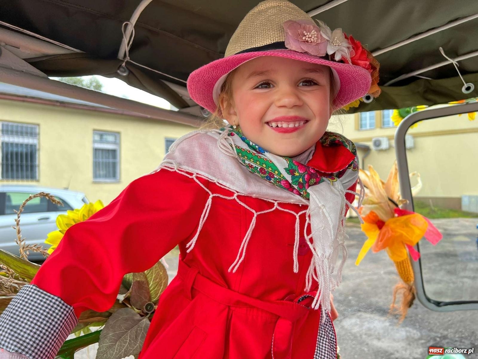 Zdjęcie w galerii na portalu naszraciborz.pl: W Pietrowicach Wielkich na korowód lunął deszcz, ale odczekali i ruszyli [FOTO i WIDEO] wiadomości z regionu