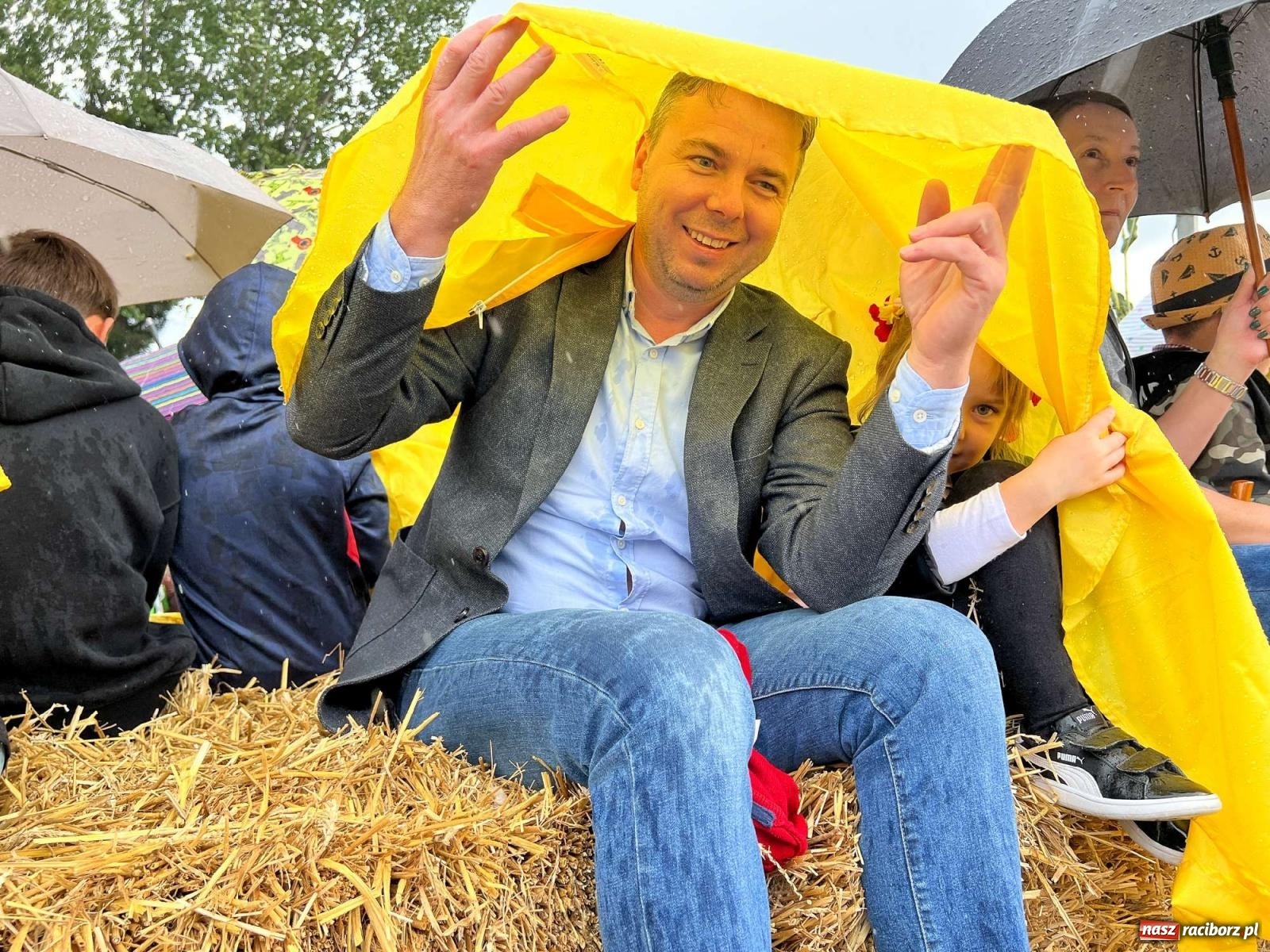 Zdjęcie w galerii na portalu naszraciborz.pl: W Pietrowicach Wielkich na korowód lunął deszcz, ale odczekali i ruszyli [FOTO i WIDEO] wiadomości z regionu