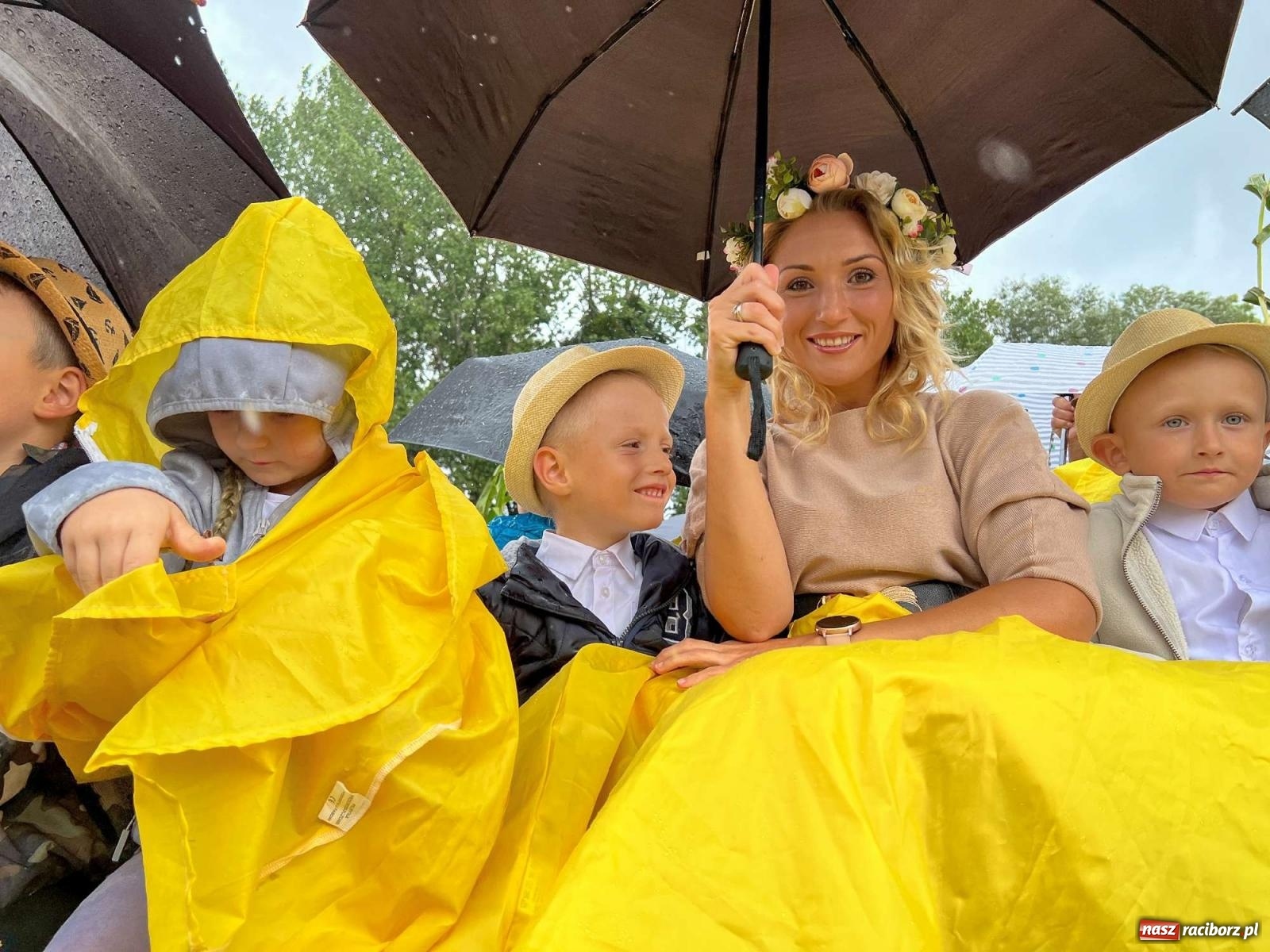 Zdjęcie w galerii na portalu naszraciborz.pl: W Pietrowicach Wielkich na korowód lunął deszcz, ale odczekali i ruszyli [FOTO i WIDEO] wiadomości z regionu