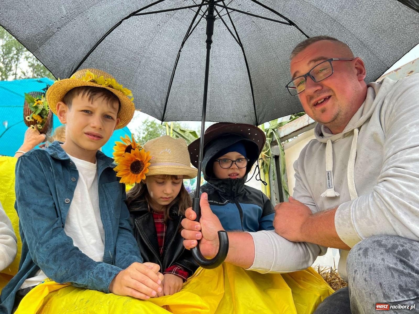 Zdjęcie w galerii na portalu naszraciborz.pl: W Pietrowicach Wielkich na korowód lunął deszcz, ale odczekali i ruszyli [FOTO i WIDEO] wiadomości z regionu