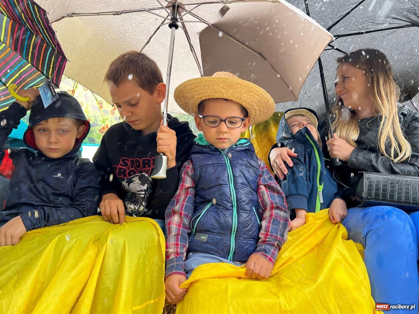 Zdjęcie w galerii na portalu naszraciborz.pl: W Pietrowicach Wielkich na korowód lunął deszcz, ale odczekali i ruszyli [FOTO i WIDEO] wiadomości z regionu