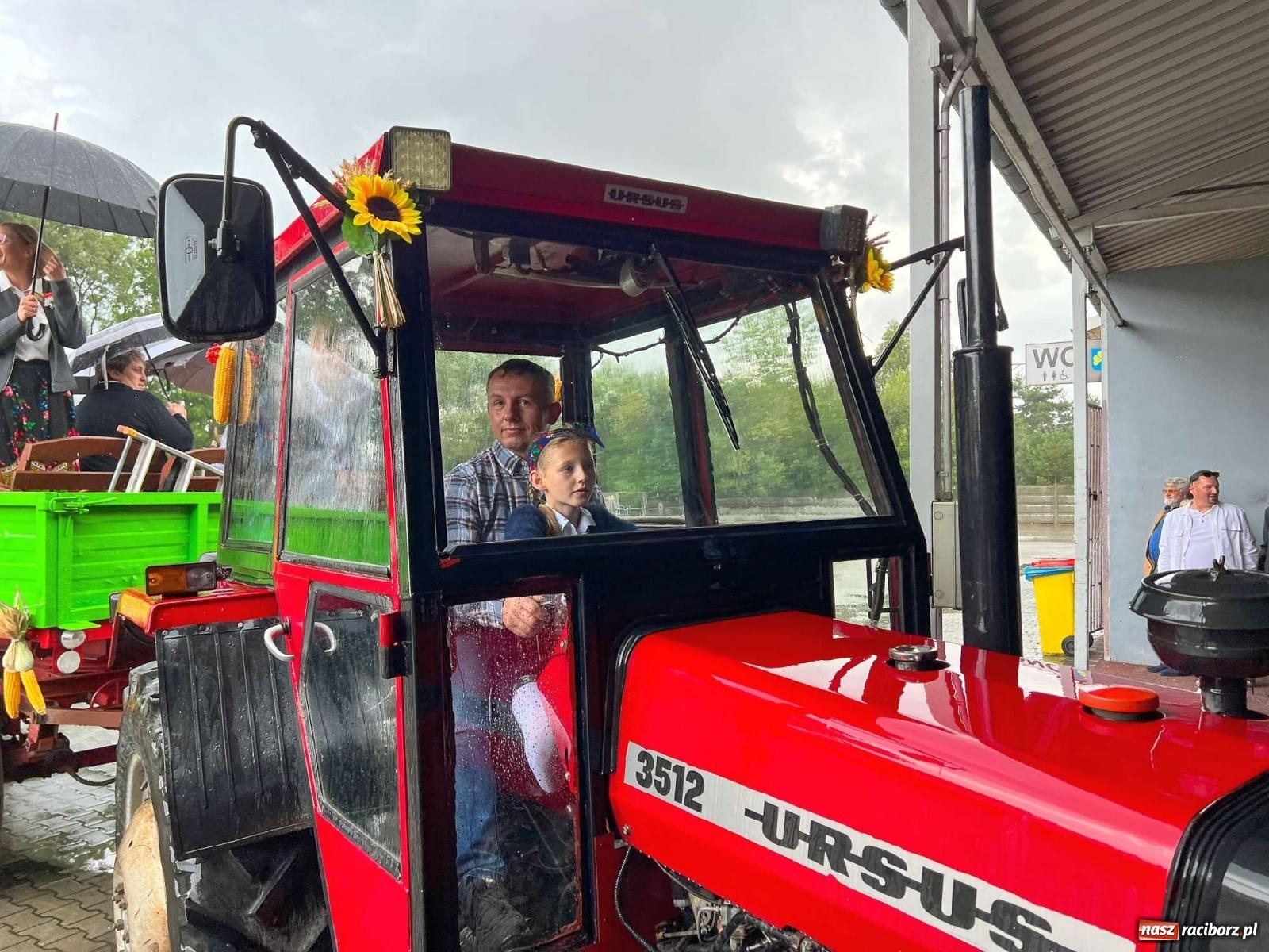 Zdjęcie w galerii na portalu naszraciborz.pl: W Pietrowicach Wielkich na korowód lunął deszcz, ale odczekali i ruszyli [FOTO i WIDEO] wiadomości z regionu