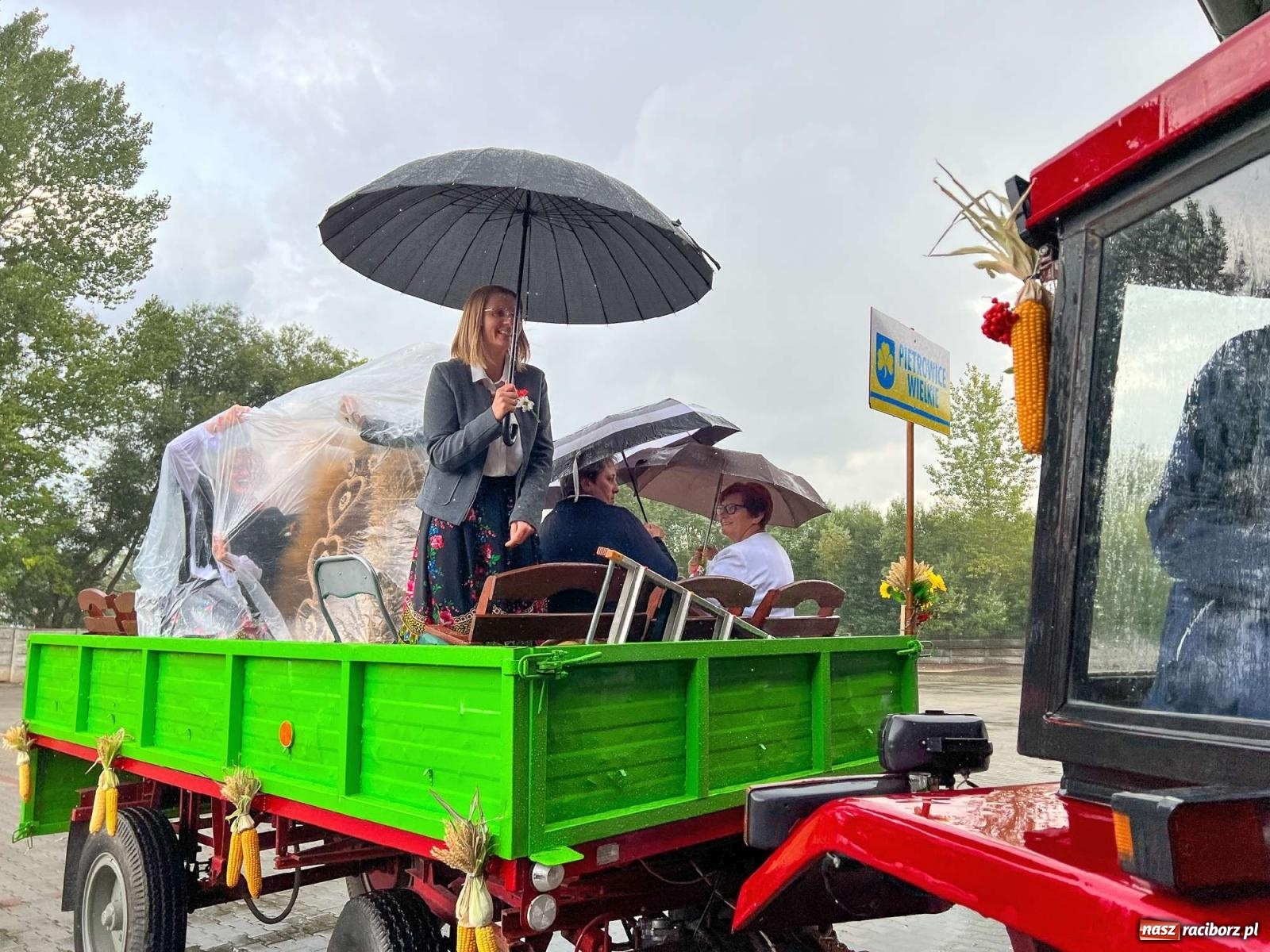 Zdjęcie w galerii na portalu naszraciborz.pl: W Pietrowicach Wielkich na korowód lunął deszcz, ale odczekali i ruszyli [FOTO i WIDEO] wiadomości z regionu