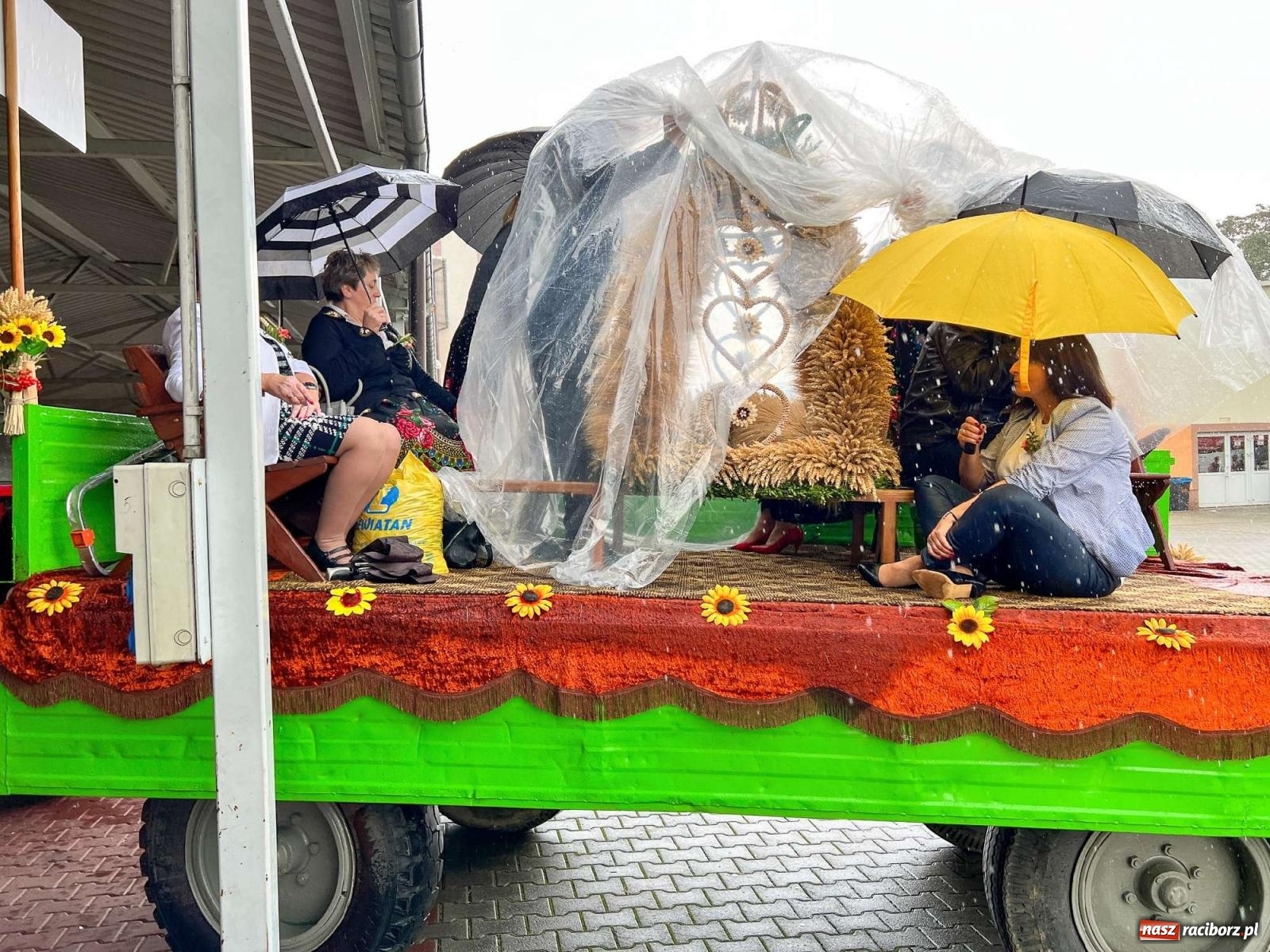 Zdjęcie w galerii na portalu naszraciborz.pl: W Pietrowicach Wielkich na korowód lunął deszcz, ale odczekali i ruszyli [FOTO i WIDEO] wiadomości z regionu