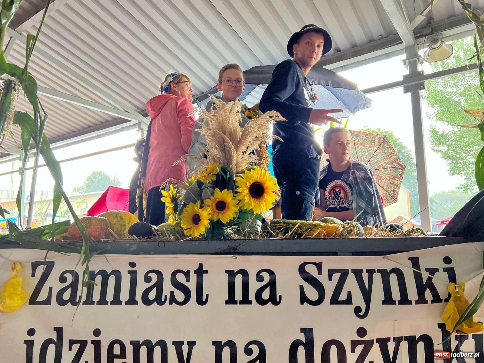 Zdjęcie w galerii na portalu naszraciborz.pl: W Pietrowicach Wielkich na korowód lunął deszcz, ale odczekali i ruszyli [FOTO i WIDEO] wiadomości z regionu