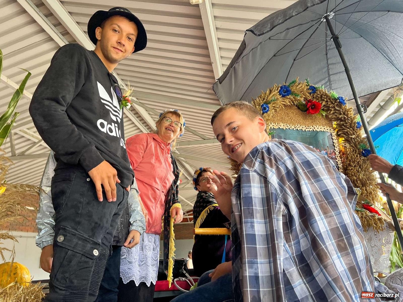 Zdjęcie w galerii na portalu naszraciborz.pl: W Pietrowicach Wielkich na korowód lunął deszcz, ale odczekali i ruszyli [FOTO i WIDEO] wiadomości z regionu