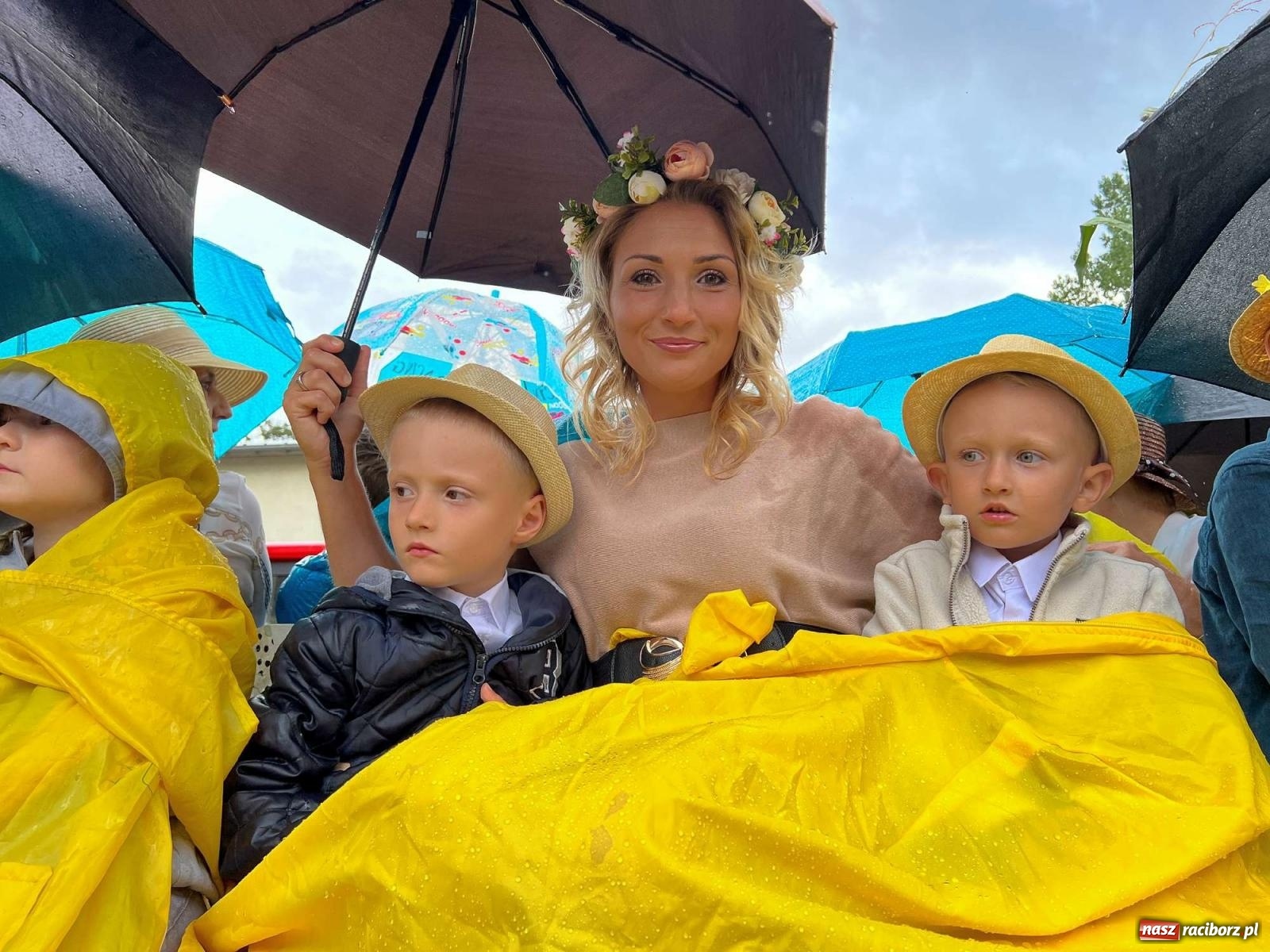 Zdjęcie w galerii na portalu naszraciborz.pl: W Pietrowicach Wielkich na korowód lunął deszcz, ale odczekali i ruszyli [FOTO i WIDEO] wiadomości z regionu