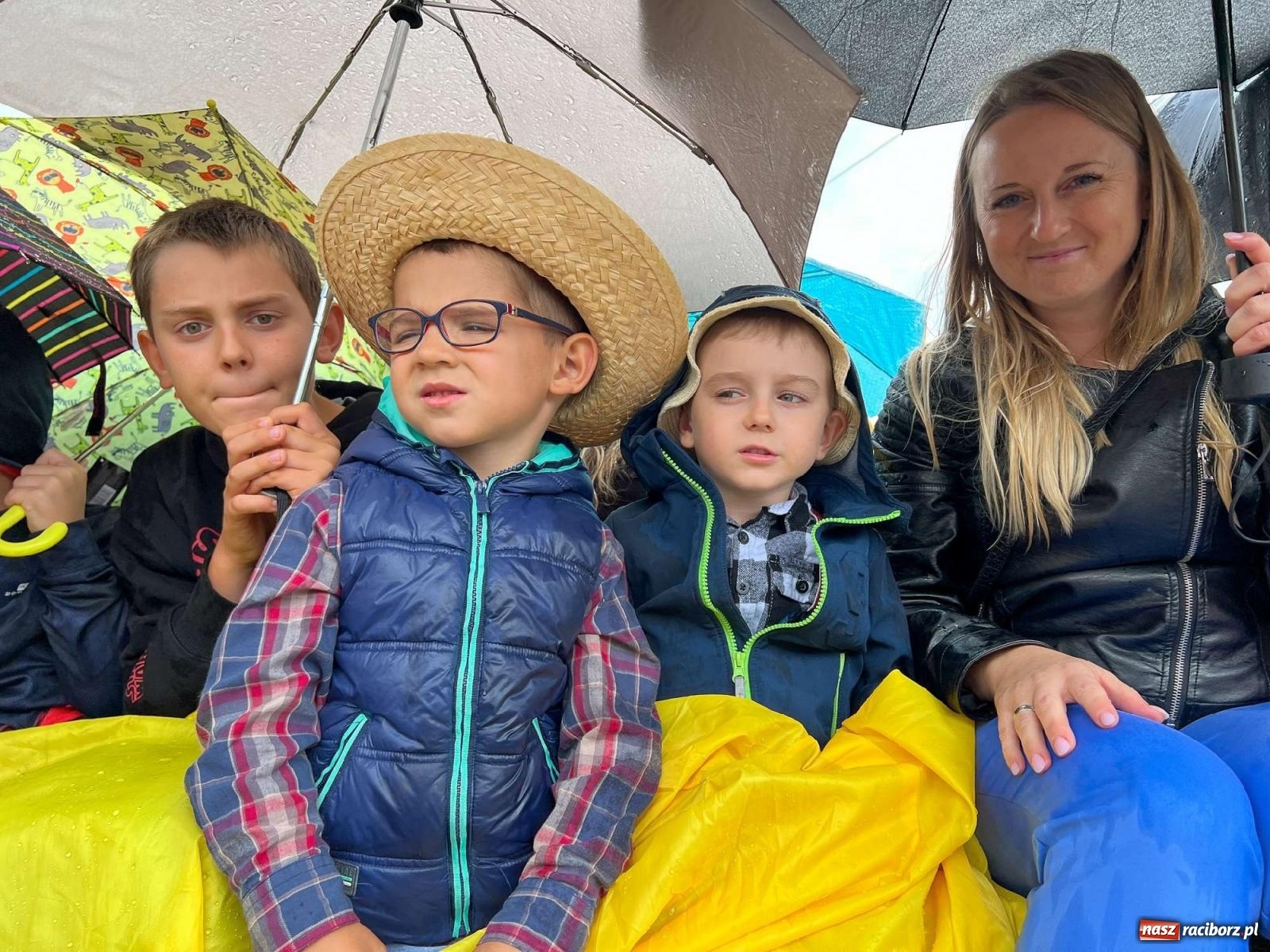 Zdjęcie w galerii na portalu naszraciborz.pl: W Pietrowicach Wielkich na korowód lunął deszcz, ale odczekali i ruszyli [FOTO i WIDEO] wiadomości z regionu