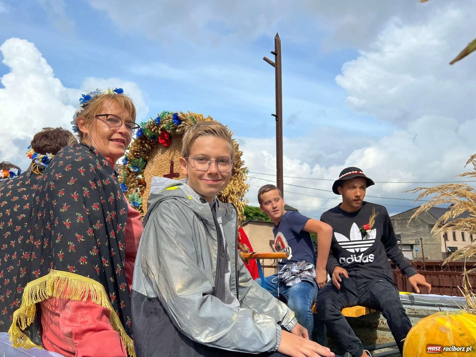 Zdjęcie w galerii na portalu naszraciborz.pl: W Pietrowicach Wielkich na korowód lunął deszcz, ale odczekali i ruszyli [FOTO i WIDEO] wiadomości z regionu