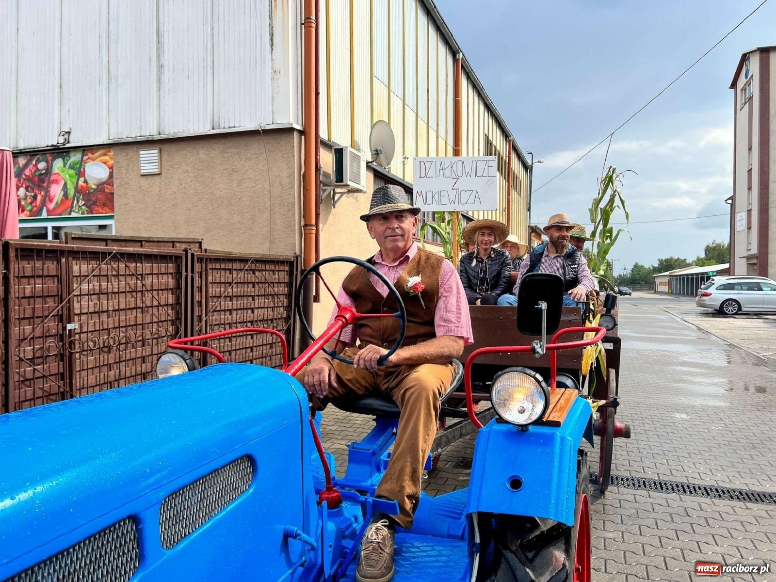 Zdjęcie w galerii na portalu naszraciborz.pl: W Pietrowicach Wielkich na korowód lunął deszcz, ale odczekali i ruszyli [FOTO i WIDEO] wiadomości z regionu